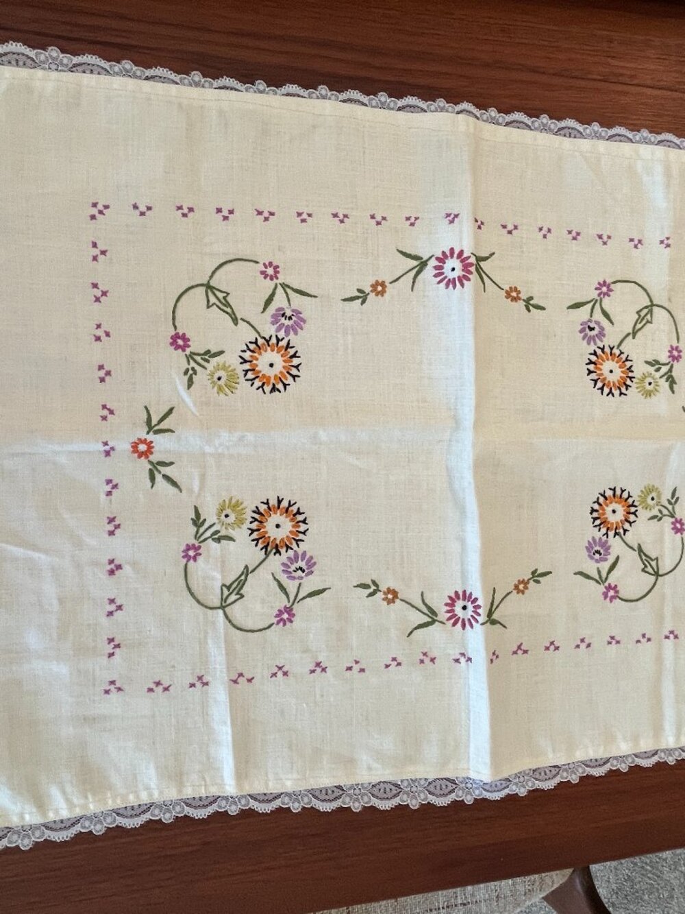 1950s Hand Embroidered Floral Pattern Table Linen Cloth